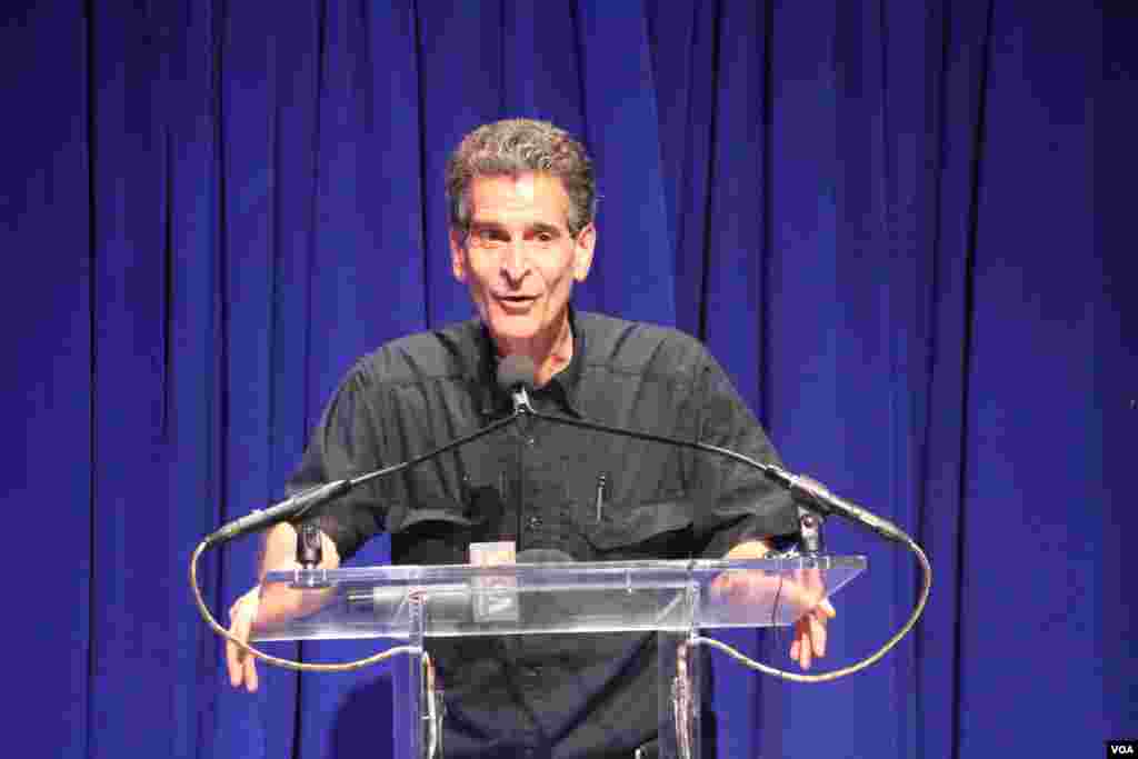 លោក Dean Kamen ស្ថាបនិក​អង្គការ FIRST Global កំពុង​ឡើង​ថ្លែងសុន្ទរកថា​បើក​កម្មវិធី​ប្រកួត​ការ​បញ្ជា​មនុស្ស​យន្ត​លំដាប់​ពិភពលោក​នៅ​សាល​សម្តែង​សិល្បៈ​ DAR Constitution Hall​ ក្នុង​រដ្ឋធានី Washington កាល​ពី​ថ្ងៃ​ទី​១៦​ ខែ​កក្កដា ឆ្នាំ​២០១៧។ (ណឹម សុភ័ក្រ្តបញ្ញា/ VOA)