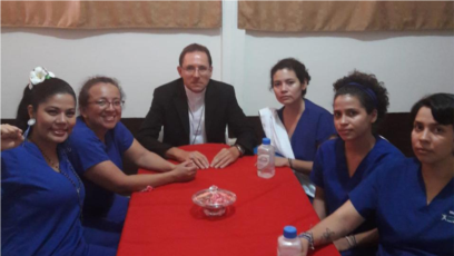 El representante del Papa Francisco en Nicaragua, Waldemar Stanislaw Sommertag,se reunió con los prisioneros políticos, entre ellos, los periodistas de 100% Noticias, Miguel Mora y Lucia Pineda, quienes fueron liberados en junio pasado. Foto Cortesía.