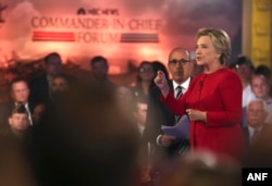 ຜູ້ສະໝັກເປັນປະທານາທິບໍດີສະຫະລັດ ສັງກັດພັກ Democrat ທ່ານນາງ Hillary Clinton ຂຶ້ນກ່າວໃນ "ກອງປະຊຸມຜູ້ນຳຂອງຊາດ" ທີ່ຈັດໂດຍຕາໜ່າງໂທລະພາບ NBC ທີ່ນິວຢ໊ອກ, 7 ກັນຍາ, 2016.