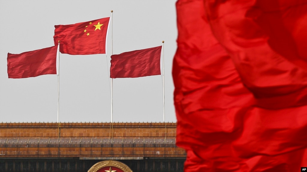 北京人大会堂上飘扬的中国国旗。