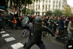 Španska policija u sukobu sa građanima koji su željeli da glasaju u blizini škole u kojoj je trebalo da bude biračko mjesto, Barcelona
