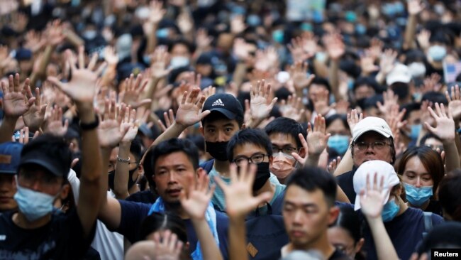 香港抗议者在集会中举起手掌表示五大诉求缺一不可。（2019年9月8日）