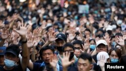 Para pemrotes mengangkat lima jari di Konsulat Jenderal AS di Hong Kong, Cina, 8 September 2019. (Foto: Reuters / Anushree Fadnavis)