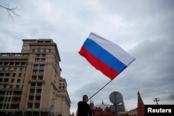 ARHIVA: Muškarac maše zastavom na mitingu u znak podrške Alekseju Navalnom u Moskvi, 21. aprila 2021.