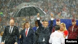 지난 2018년 모스크바에서 진행된 FIFA 월드컵 결승전 현장에서 블라디미르 푸틴(앞줄 왼쪽 두번째) 러시아 대통령, 에마뉘엘 마크롱(세번째) 프랑스 대통령 등 주요 인사들이 인사하고 있다. (자료사진)