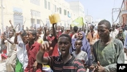 Somali protesters march in Mogadishu, Somalia,where protesters took to the streets for the second day in support of current Prime Minister Mohamed Abdullahi Mohamed, June 10, 2011 (file photo).