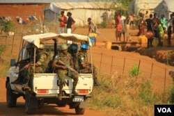 Soldiers from United Nations Mission in South Sudan (UNMISS) Ethiopian division patrol the perimeter of protection of civilians (POC) site in Juba, South Sudan, Dec. 5, 2016. (J. Craig/VOA)