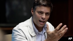 Pemimpin oposisi Venezuela, Leopoldo Lopez, dalam sebuah jumpa pers di Caracas. (Foto: Dok)