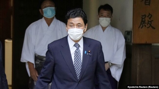 기시 노부오 일본 방위상이 지난 8월 야스쿠니 신사를 참배하고 있다. (자료사진)