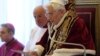 تصویر منتشر شده از سوی واتیکان، پاپ بندیکت شانزدهم در حال خواندن بیانیه کناره گیری از مقام مذهبی اش.