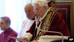 11일 바티칸 추기경 회의에서 사임 성명을 발표하는 교황 베네딕토 16세