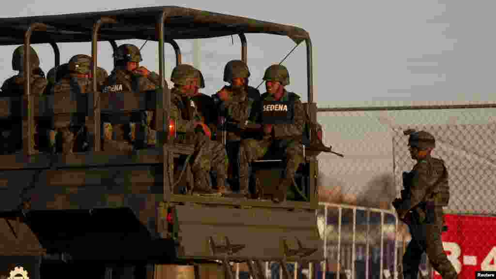 Des soldats mexicains arrivent à bord d&#39;un camion pour assurer la sécurité au lieu où le pape François célèbrera la messe à Ciudad Juarez, 16 Février, 2016.