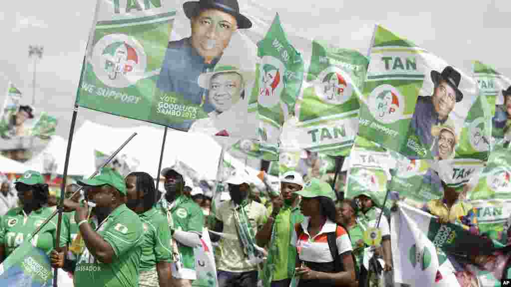 Les partisans du président du Nigeria, Goodluck Jonathan, assistent à un meeting de campagne électorale au Stade national de Lagos, au Nigeria, mardi, Mars. 24, 2015. Le Nigeria se rend aux urnes samedi pour élire un nouveau président.
