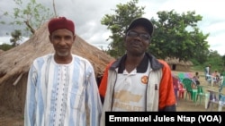 A gauche, Souley Lakoudi médiateur entre éleveurs et agriculteurs, à droite, Michel Amata, chef traditionnel de Botombo, au Cameroun, le 15 septembre 2017. (VOA/Emmanuel Jules Ntap)