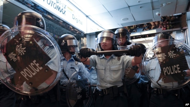 親中人士與要求民主的抗議者在香港九龍灣淘大商場對峙並打鬥，警方介入。 (2019年9月14日)