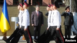 Presiden Petro Poroshenko menginspeksi para kadet yang berbaris pada perayaan Hari Pengetahuan di Kyiv (1/9).