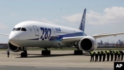 Boeing 787 Dreamliner японской авиакомпании ANA после приземления в аэропорту Ханэда, Токио. 28 апреля 2013 года