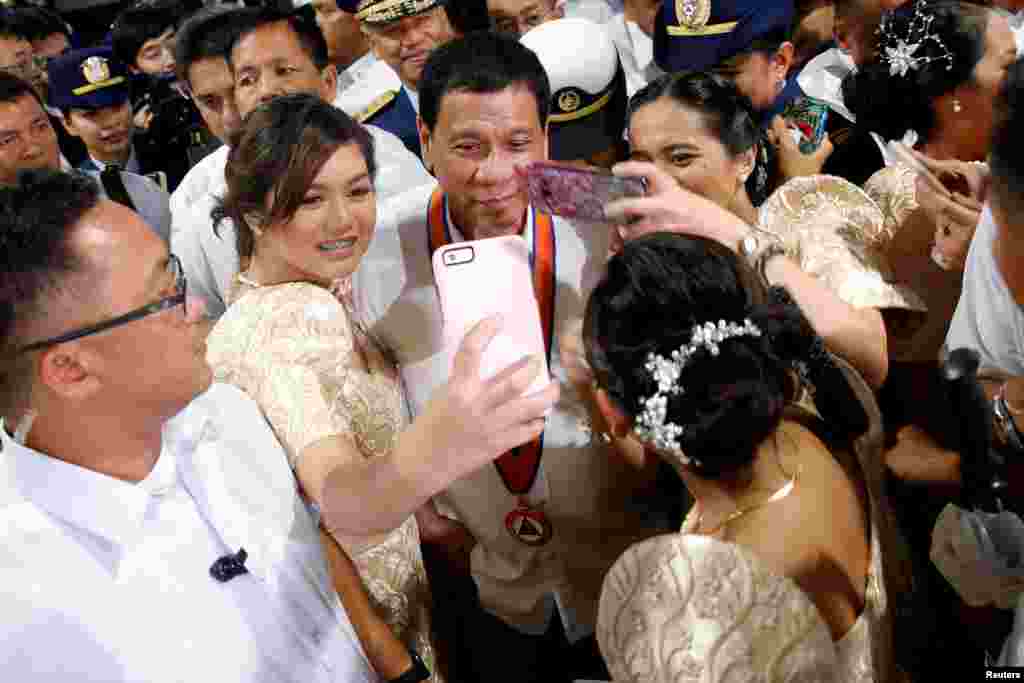 سلفی با رودریگو دوترته، رئیس جمهور فیلیپین، در مراسم سالگرد گارد ساحلی فیلیپین در مانیل، پایتخت این کشور.&nbsp;