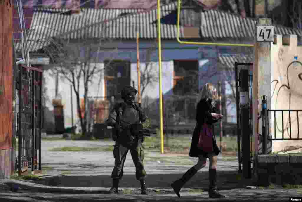 An armed man stands near a Ukrainian military base in Simferopol, March 3, 2014. 