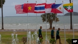 资料照：泰国海军的水手们走过美国和东盟国家的国旗，参加美国与东盟国家举行海上演习的开幕典礼。 （2019年9月2日）