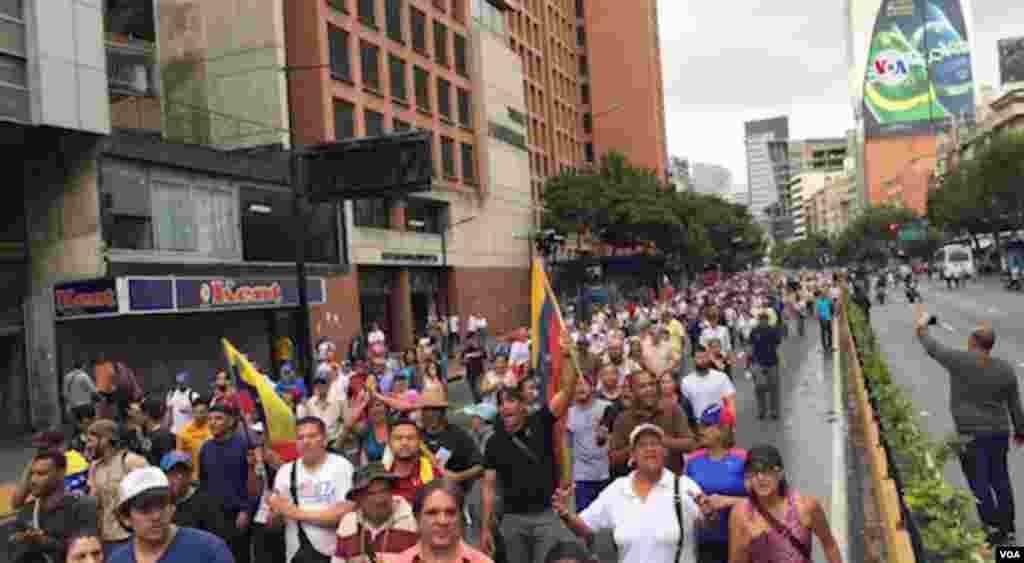 Con banderas en mano y de manera pacífica protestan en Venezuela contra el régimen de Nicolás Maduro.