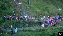 Des policiers et des sauveteurs sur le site d'un accident de la route, Bontoc, Philippines, le 7 février 2014.