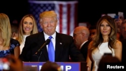 Kandidat calon presiden Partai Republik, Donald Trump, didampingi istrinya Melania (kanan), dalam pesta kemenangan di Trump Tower, New York (3/5). (Reuters/Lucas Jackson)