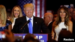 미국 대통령 선거에 출마한 공화당의 도널드 트럼프 경선 후보가 지난 3일 경선 승리 후 뉴욕 기자회견장에서 가족과 지지자들의 축하를 받고 있다. (자료사진) 
