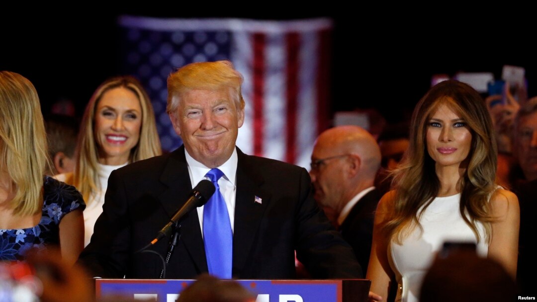 Donald Trump na Madamu wiwe Melania Trump mu myiyamazo yo mu 2016. Ino foto yafatiwe muri reta ya New York