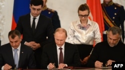 Путін і кримські лідери підписують договір