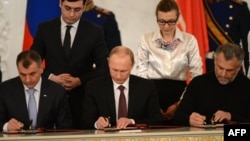 Ruski predsednik Vladimir Putin i predstavnici krimskih vlasti potpisuju sporazum o pripajanju Krima Rusiji
