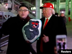 Hai người ăn mặc giống lãnh tụ Bắc Hàn Kim Jong Un và Tổng thống Mỹ Donald Trump tại lễ bế mạc Thế vận hội Olympics mùa đông ở Pyongchang ở Hàn Quốc cuối tháng trước.