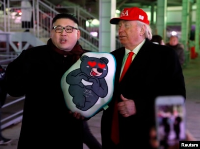 Hai người ăn mặc giống lãnh tụ Bắc Hàn Kim Jong Un và Tổng thống Mỹ Donald Trump tại lễ bế mạc Thế vận hội Olympics mùa đông ở Pyongchang ở Hàn Quốc cuối tháng trước.