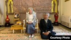 ព្រះ​មហា​ក្សត្រីយានី​ព្រះ​វររាជ​មាតា​ជាតិ​ខ្មែរ​ សម្តេច​ព្រះ​នរោត្តម​​ មុនីនាថ សីហនុ និងលោក ឆាំង យុ នាយកមជ្ឈមណ្ឌលឯកសារកម្ពុជា នៅព្រះបរមរាជវាំង រាជធានីភ្នំពេញ កាលពីថ្ងៃទី២៥ ខែមិថុនា ឆ្នាំ២០២០។ (រូបថតដោយព្រះម្ចាស់ក្សត្រីនរោត្តម ប៉ូនីតា/DC-Cam)