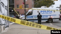 La Policía en la escena del tiroteo en el club Triple A Aces en el distrito de Brooklyn de Nueva York este sábado. 