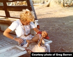 An aid worker with a starving child in the Nong Samet refugee camp in Thailand, in November 1979. (Photo courtesy of Greg Barron)