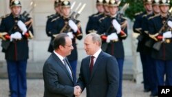프랑수아 올랑드 프랑스 대통령이 5일 파리 엘리제 궁에서 블라디미르 푸틴 러시아 대통령을 맞이하고 있다. 두 정상은 만찬을 함께 하며 우크라이나 사태 등에 관해 논의했다.