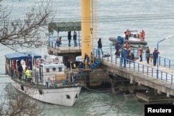 Pripadnici snaga ruskog Ministarstva za vanredne situacije na doku na Crnom moru u Sočiju, nedaleko od mesta pada ruskog vojnog aviona Tu-154