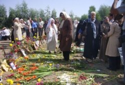 هرساله خانواده های اعدام شدگان ۶۷ و ناپدیدشدگان به شکل نمادین در گورستان خاوران گردمی آیند