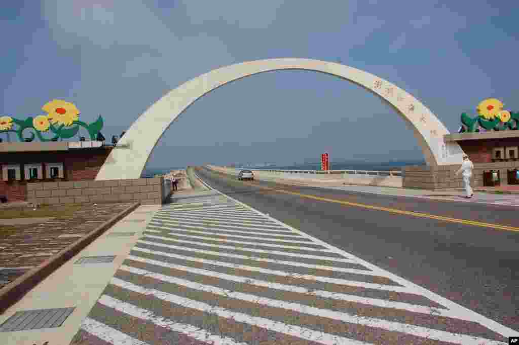 连接白沙岛和西屿岛的澎湖跨海大桥曾是澎湖的象征和东亚第一跨海大桥。桥头拱门上有蒋中正的题名