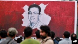 Spanduk bergambar blogger Bangladesh keturunan AS, Avijit Roy di Dhaka, Bangladesh, 27 Februari 2015 (Foto: dok). Roy, yang dikenal karena menentang ekstremisme dalam beragama, tewas terbunuh saat sedang berjalan dengan istrinya di jalanan ibukota Bangladesh, 27 Februari 2015.