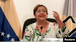 La presidenta del CNE, Tibisay Lucena, advirtió que de continuar las manifestaciones para presionar por el referendo el proceso se suspenderá de inmediato hasta "que se restablezca el orden".