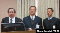 台湾国安局长蔡得胜(左一)在立法院接受质询(美国之音张永泰拍摄) 