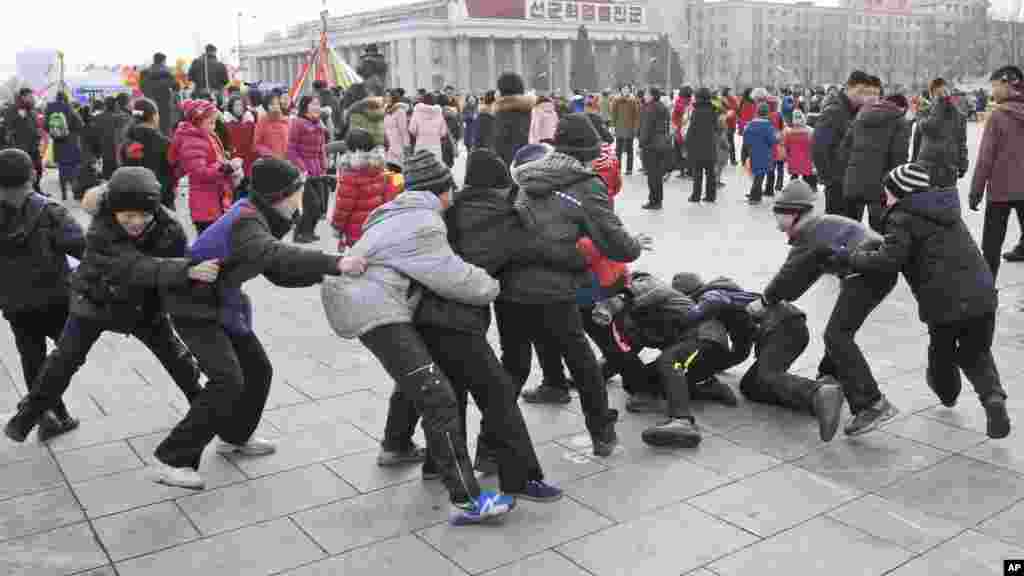 Anak-anak Korea Utara bermain di lapangan Kim Il Sung pada tahun baru China di Pyongyang.