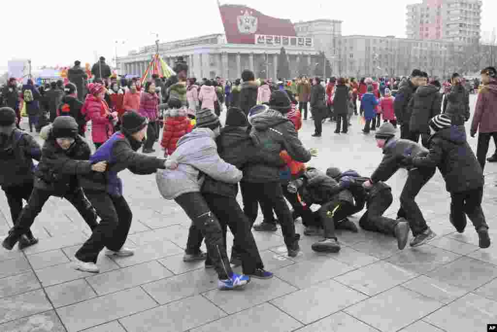 북한 평양 김일성 광장에서 음력 새해를 축하하는 행사가 열렸다. 광장에 나온 어린이들이 꼬리잡기 놀이를 하고 있다.