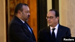 French President Francois Hollande, right, accompanies Morocco's King Mohammed VI as he leaves after a meeting at the Elysee Palace in Paris, Nov. 20, 2015. 
