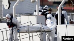 Lực lượng tuần duyên Ý đưa thi thể của một di dân từ tàu lên bờ trong một vụ giải cứu hồi năm 2015