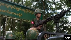 ရခိုင်ပြည်နယ်မြောက်ပိုင်း မောင်တောမှာ လုံခြုံရေးကင်းလှည့်နေတဲ့ မြန်မာတပ်ဖွဲ့ဝင်များ (စက်တင်ဘာလ ၂၇၊ ၂၀၁၇) 