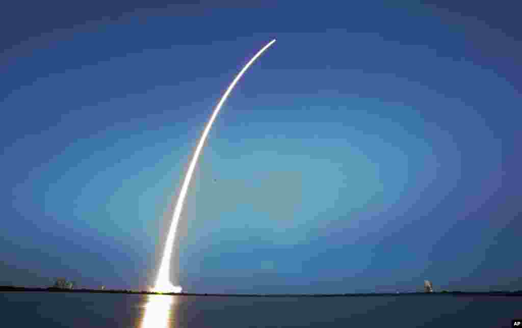 A Falcon 9 SpaceX rocket lifts off from Launch Complex 40 at the Cape Canaveral Air Force Station in Cape Canaveral, Florida, USA, Dec. 3, 2013. The rocket carried its first commercial payload, a communications satellite.