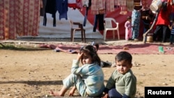 Trẻ em tỵ nạn Syrian ngồi tại một khu nhà tạm ở Qab Elias, thung lũng Bekaa, Li Băng, 8/12/2014.